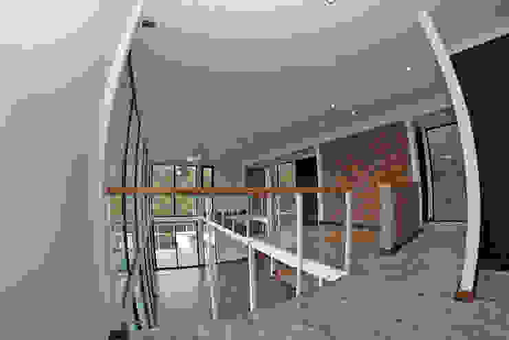 VISTA SALA MULTIUSO Directorio Inmobiliario Salas multimedia de estilo mediterráneo Ladrillos Blanco