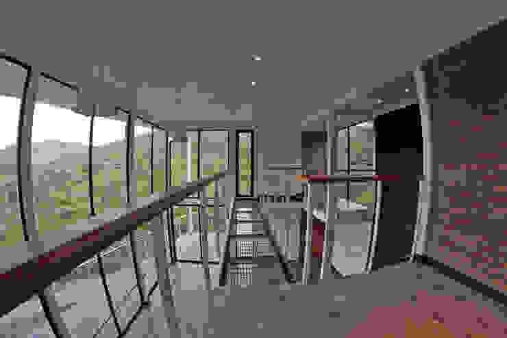 PUENTE TRANSLUCIDO Directorio Inmobiliario Pasillos, halls y escaleras mediterráneos Hierro/Acero Blanco