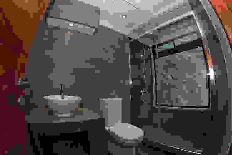 VISTA BAÑO PRIMER NIVEL Directorio Inmobiliario Baños de estilo mediterráneo Cerámico Gris