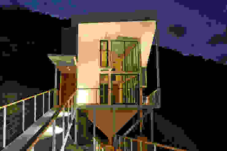 FACHADA ORIENTE DE NOCHE Directorio Inmobiliario Casas de estilo mediterráneo Hierro/Acero Blanco