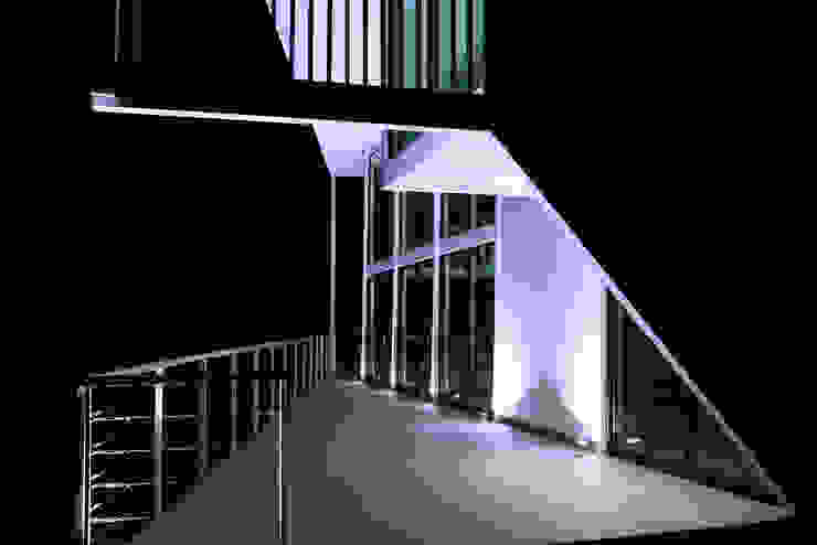 TERRAZA MIRADOR DE NOCHE CON ILUMINACIÓN A NIVEL DE PISO Directorio Inmobiliario Balcones y terrazas mediterráneos Piedra Gris