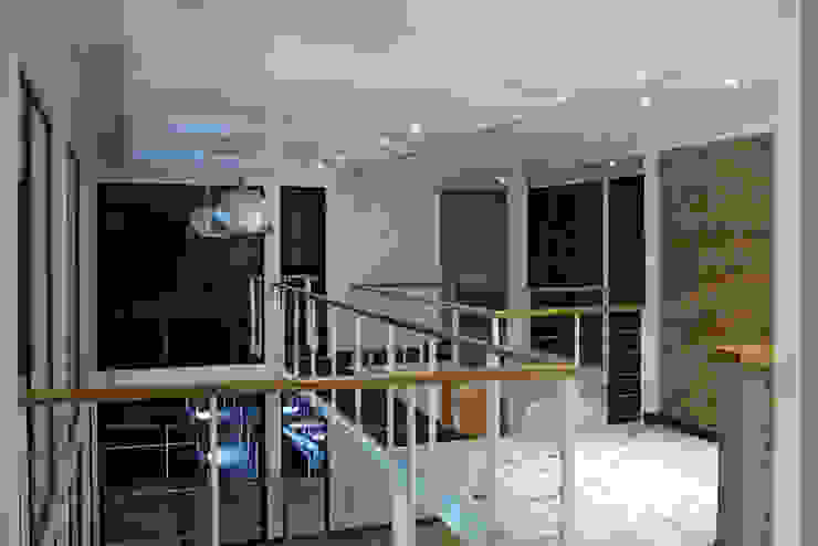 ILUMINACION INTERIOR LED EN RECINTO DE SALA DE ESTAR SEGUNDO PISO Y PUENTE CONECTOR Directorio Inmobiliario Pasillos, halls y escaleras mediterráneos Hierro/Acero Blanco