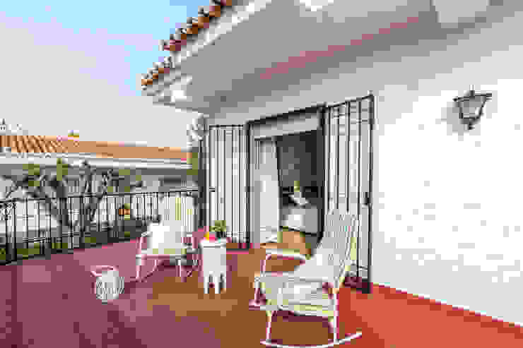 Home Staging en villa de alquiler vacacional "El Monte", Home & Haus | Home Staging & Fotografía Home & Haus | Home Staging & Fotografía Mediterranean style balcony, veranda & terrace White