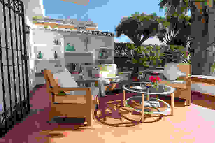 Zona de descanso en terraza exterior Home & Haus | Home Staging & Fotografía Balcones y terrazas de estilo mediterráneo Marrón homestaging,fotografía,relax,descanso,paz,salobreña,piscina,jardín,azul,verde