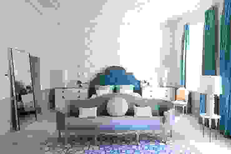 master bedroom niche pr Quartos ecléticos Madeira Azul masterbedroom,space,french,sofa,scale