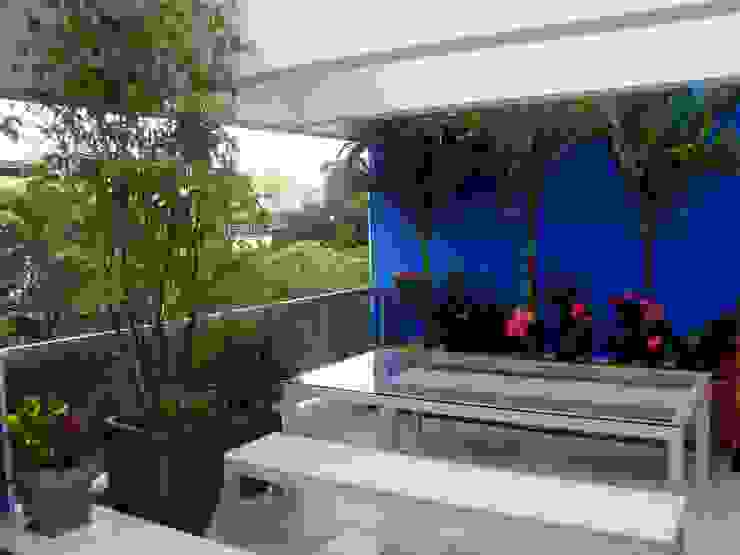 Varanda Barra de Tijuca - RJ, TM&LH_ arq.arte - Tatiana Moraes e Lucia Helena TM&LH_ arq.arte - Tatiana Moraes e Lucia Helena Rustic style garden