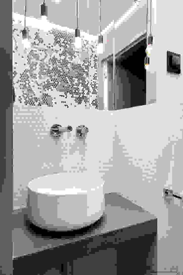 Casas de banho modernas por Q2Design Moderno