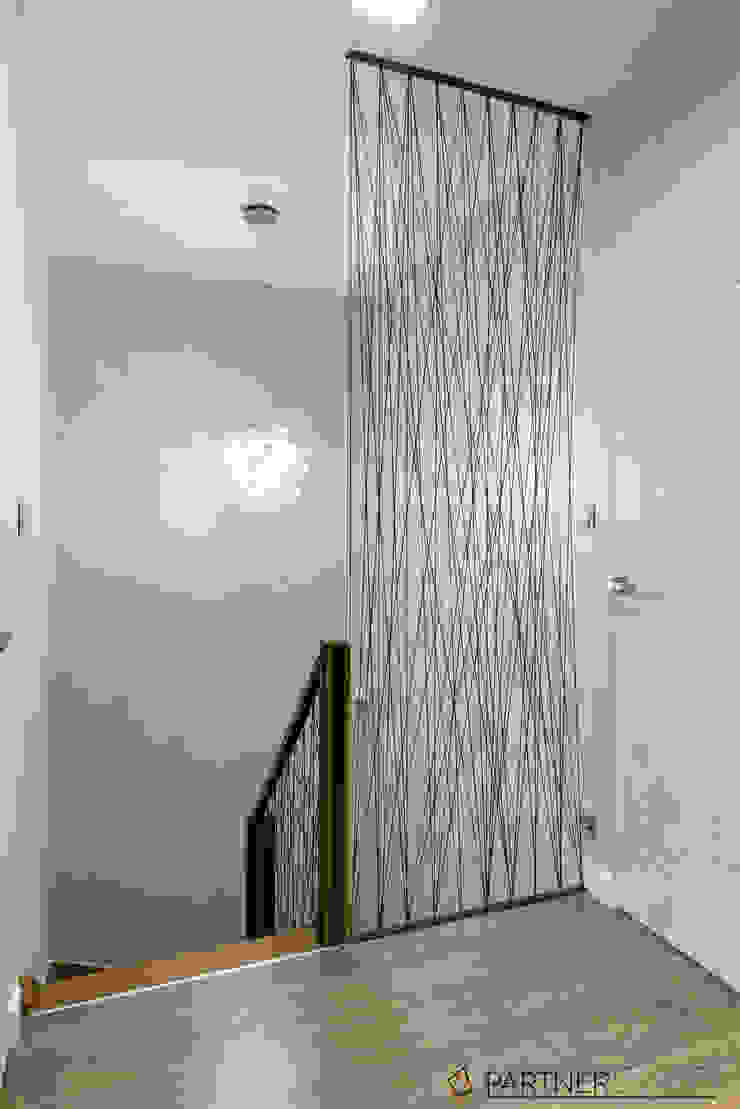 Corredores, halls e escadas modernos por Q2Design Moderno