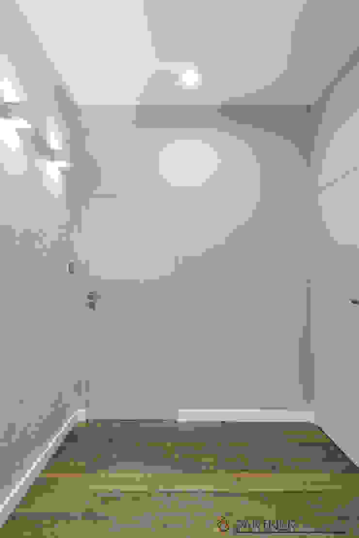 Corredores, halls e escadas modernos por Q2Design Moderno