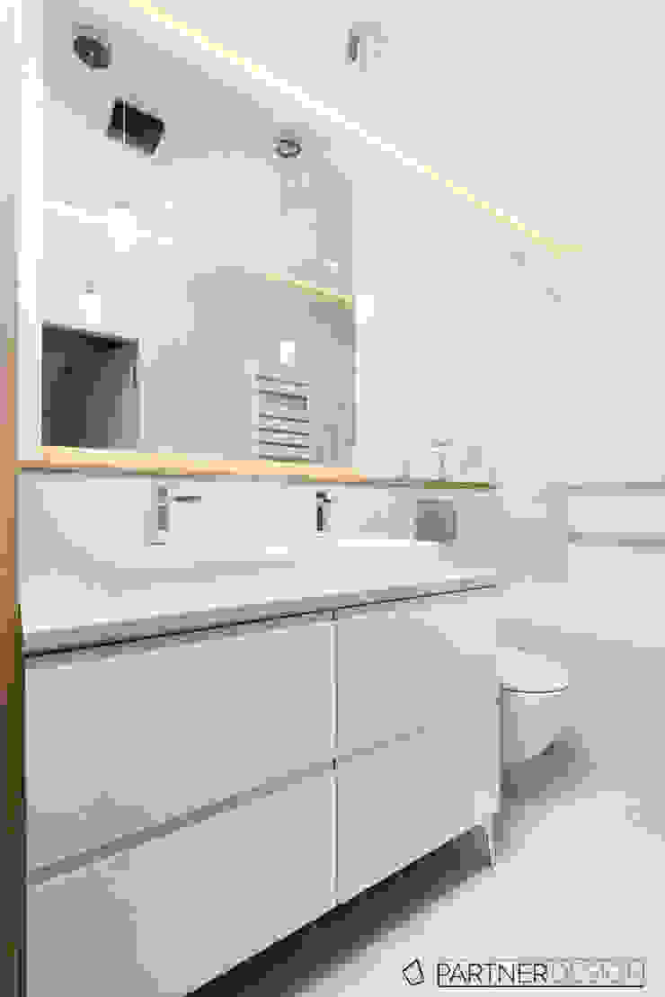 Casas de banho modernas por Q2Design Moderno