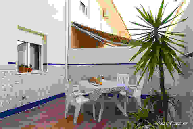 La casa familiar de Sari, custom casa home staging custom casa home staging Śródziemnomorski balkon, taras i weranda