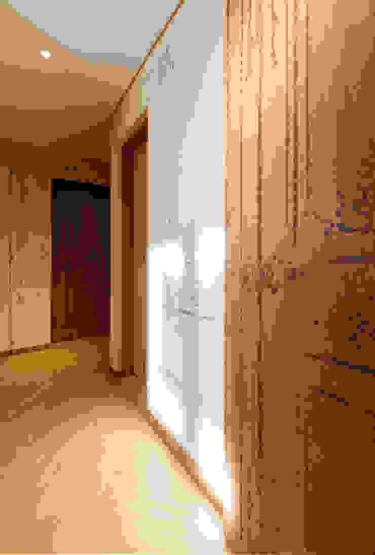 tuneplanning Modern Corridor, Hallway and Staircase