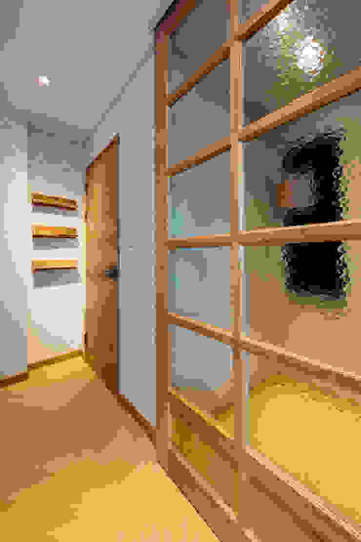 tuneplanning Modern Corridor, Hallway and Staircase