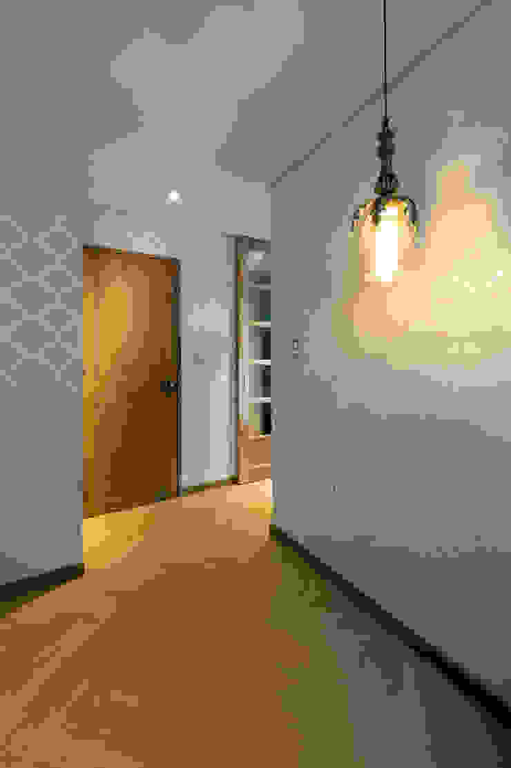 tuneplanning Modern Corridor, Hallway and Staircase