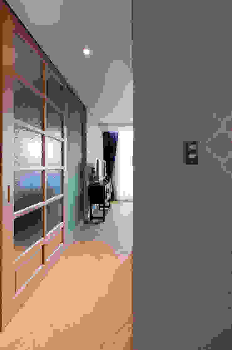 tuneplanning Modern Corridor, Hallway and Staircase