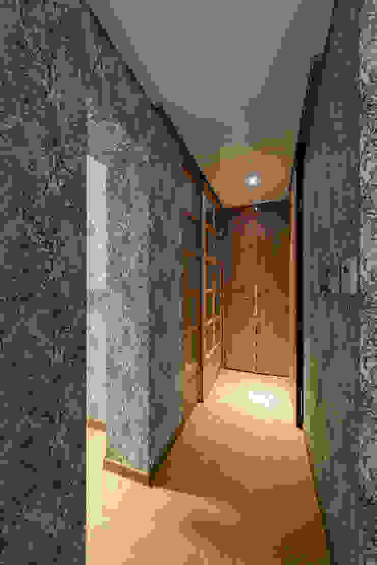 tuneplanning Modern Corridor, Hallway and Staircase