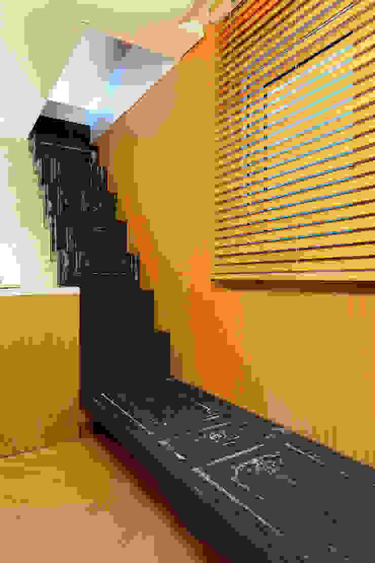 tuneplanning Modern Corridor, Hallway and Staircase