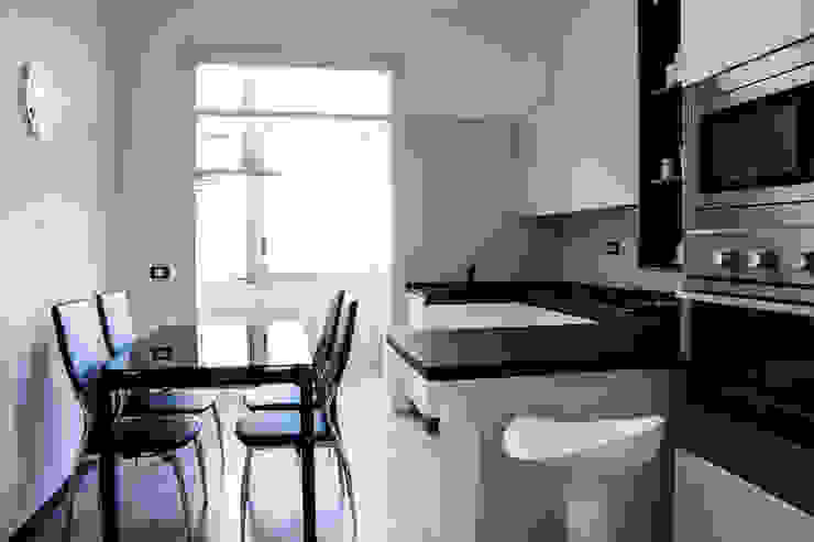 Polihouse Luca Bucciantini Architettura d’ interni Cucina minimalista Legno Bianco cucina,kitchen,ristrutturazione,restyling,architettura,architecture,design,interior design,isola della cucina