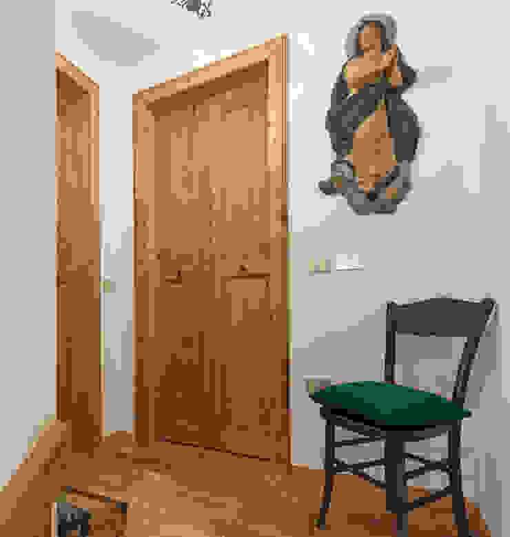 Baita L'Antica s.a.s. Moderner Flur, Diele & Treppenhaus