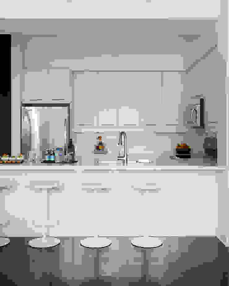 Kitchen Douglas Design Studio Modern kitchen White Cabinets & shelves