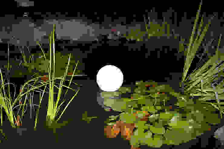 Nächtliche Licht-Gestaltung mit Solar-Leuchtkugeln im Gartenbeet und Teich, Solarlichtladen.de Solarlichtladen.de Garden Lighting Synthetic White