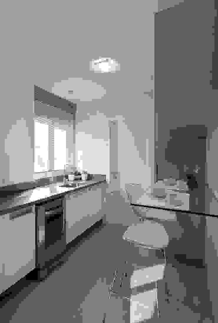 Flávia Kloss Arquitetura de Interiores Cocinas clásicas Tablero DM Blanco