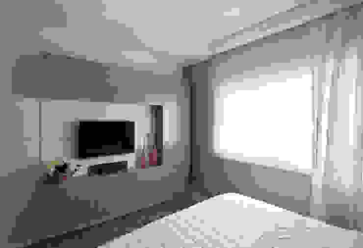 Flávia Kloss Arquitetura de Interiores Dormitorios clásicos Tablero DM Beige