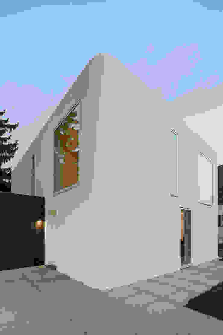Ansicht Eingangsseite Falke Architekten Minimalistische Häuser Weiß Himmel,Leuchte,Schatten,Verbundwerkstoff,Wohngebiet,Rechteck,Materialeigenschaft,Pflanze,Landschaft,Fassade