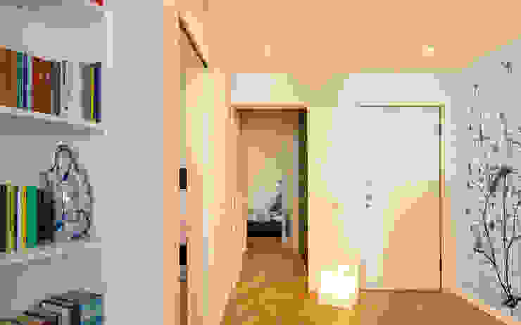 Fabio Carria Vestíbulos, pasillos y escalerasAccesorios y decoración Madera Blanco