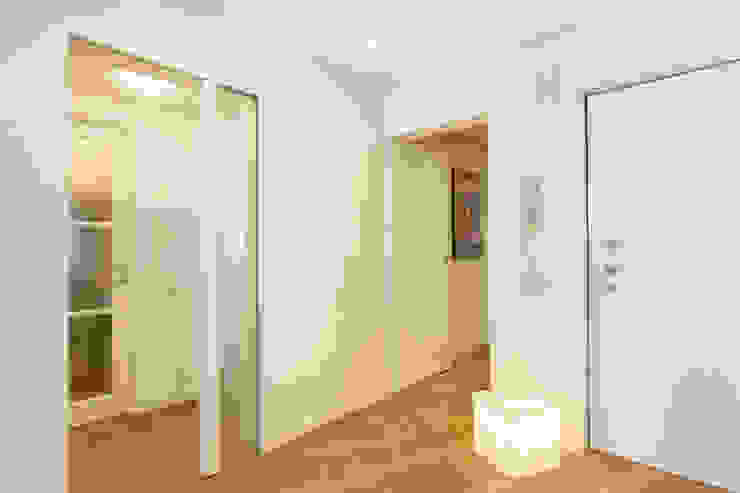 Fabio Carria Vestíbulos, pasillos y escalerasAccesorios y decoración Madera Blanco