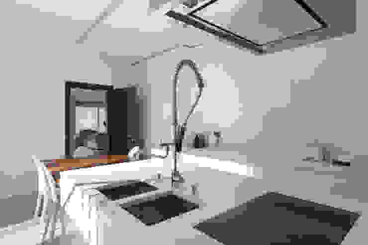 AGA Studio Cocinas de estilo moderno