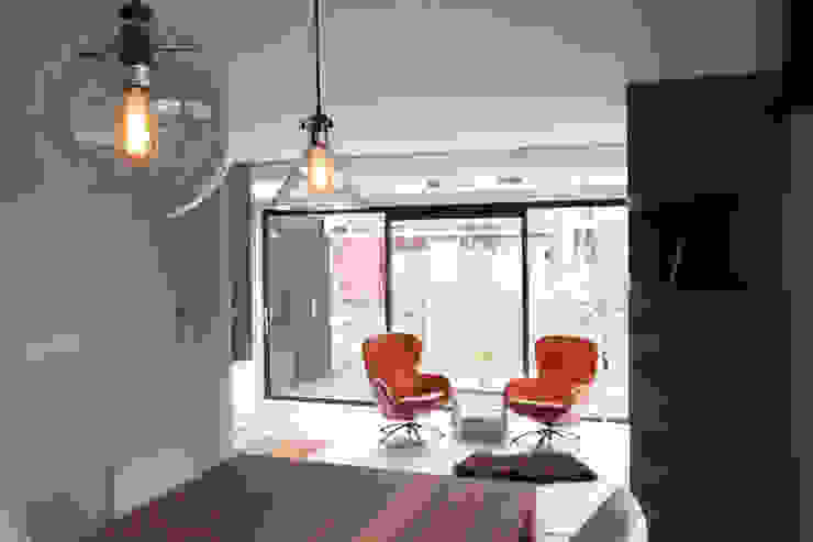 Interieurontwerp woning, Joolsdesign Joolsdesign Moderne woonkamers Tafel,Meubilair,Stoel,Interieur ontwerp,Gebouw,Oranje,Verlichting,Comfort,Hout,Vloer