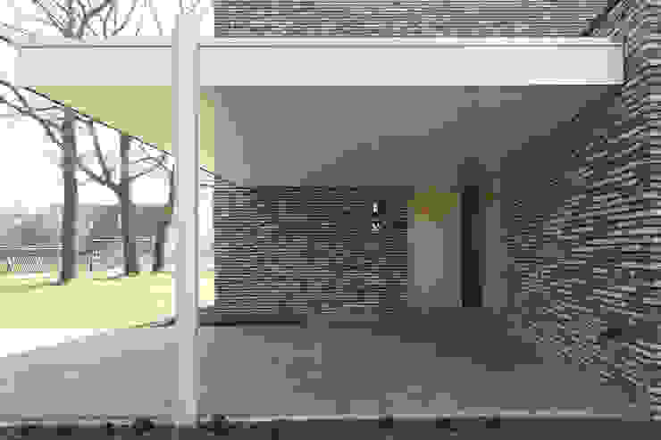 Energiepositieve woning, Joris Verhoeven Architectuur Joris Verhoeven Architectuur Minimalistische Garagen & Schuppen