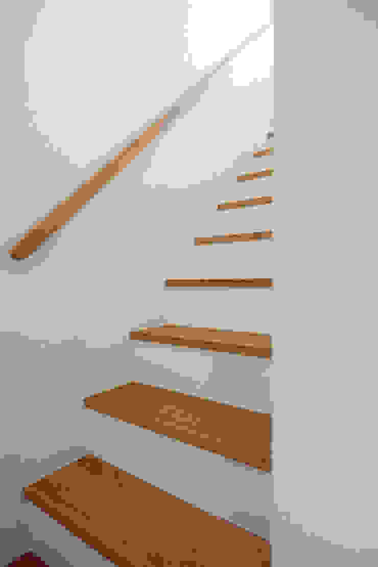 株式会社スタジオ・チッタ Studio Citta Modern corridor, hallway & stairs