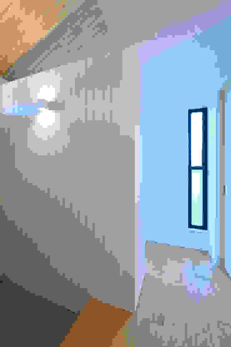 株式会社スタジオ・チッタ Studio Citta Modern corridor, hallway & stairs