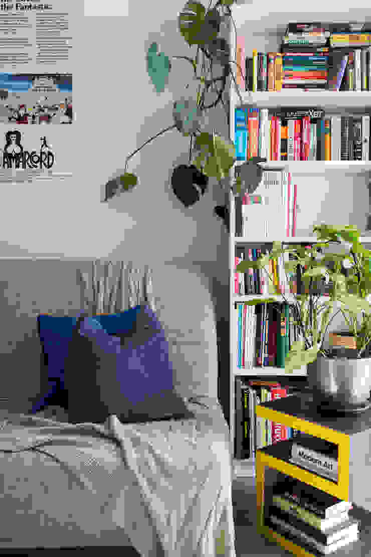 Фрагмент гостиной Евгения Рахвальская Гостиная в скандинавском стиле Бежевый диван,плакат,постер,комнатные растения,книги,стеллаж,желтый,серый,декоративные подушки