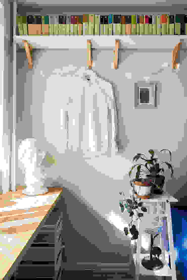 Фрагмент гостиной Евгения Рахвальская Гостиная в скандинавском стиле Серый книги,книжные полки,комнатные растения,синий,серый,белый