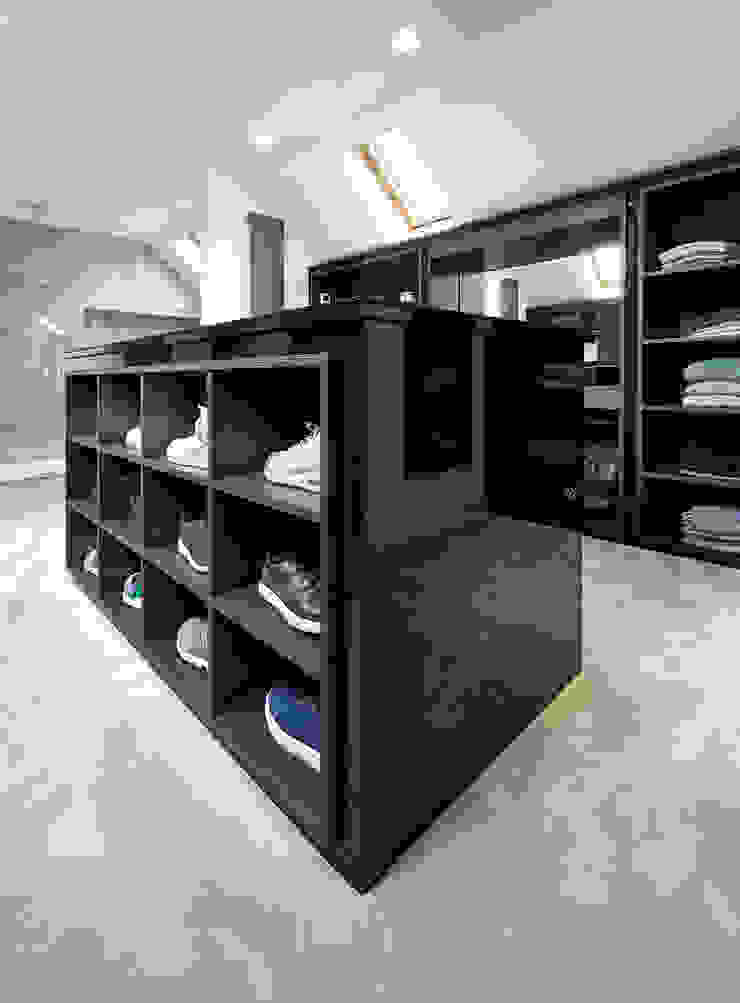 Mulberry The Wood Works Ruang Ganti Modern Kayu Buatan Black