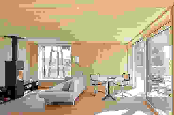 WOHNEN/ESSEN ARCHITEKTEN GECKELER Moderne Wohnzimmer Holz Weiß Weisstanne