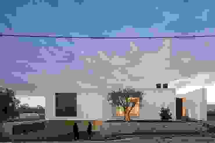 Contaminar Casal Claros Casas modernas por CONTAMINAR Moderno