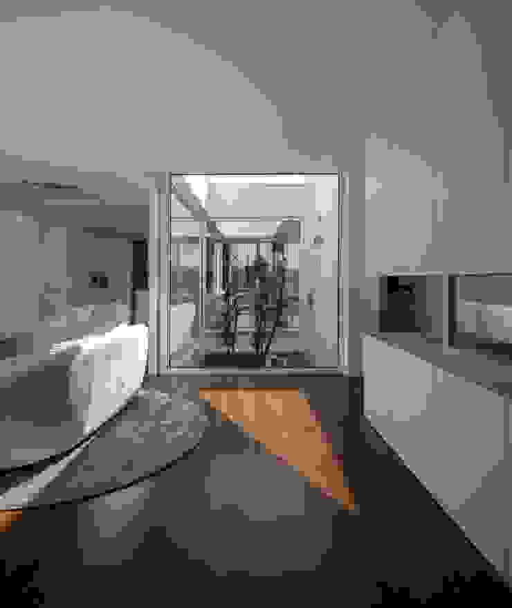 Contaminar Casal Claros Salas de estar modernas por CONTAMINAR Moderno