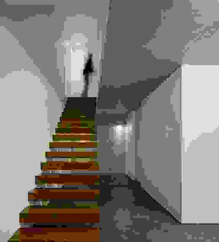 Contaminar Casal Claros Corredores, halls e escadas minimalistas por CONTAMINAR Minimalista