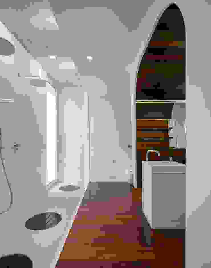 Contaminar Casal Claros Casas de banho minimalistas por CONTAMINAR Minimalista