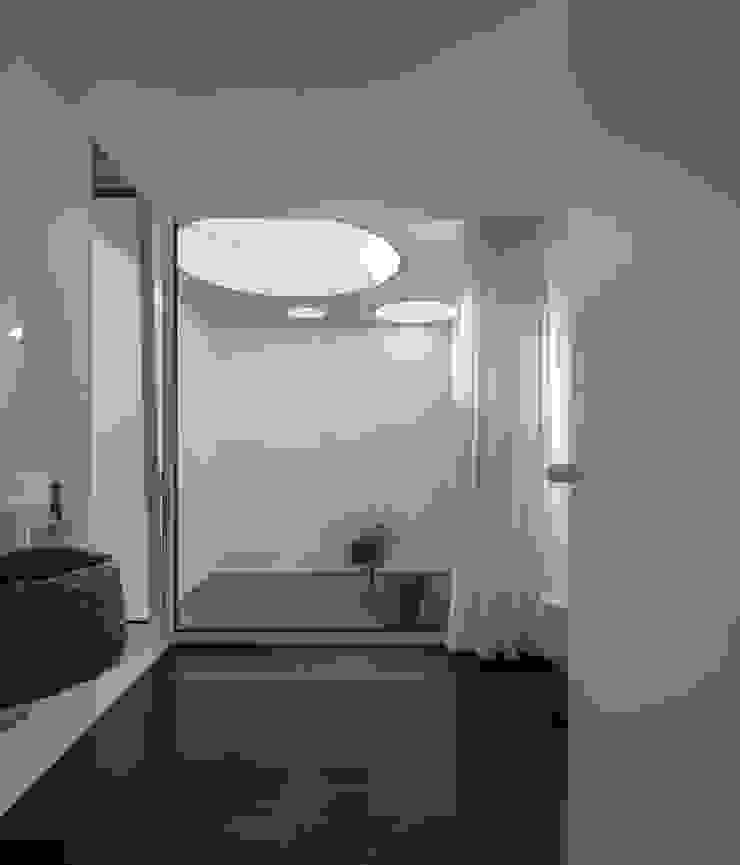 Contaminar Casal Claros Casas de banho minimalistas por CONTAMINAR Minimalista