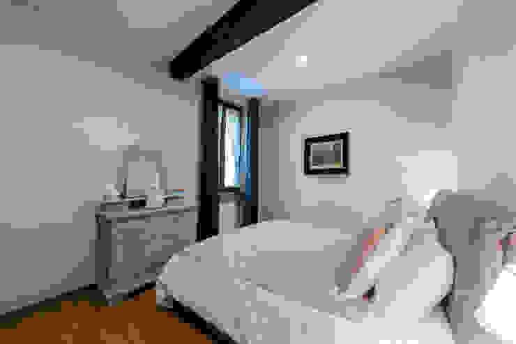 camera da letto Angelo De Leo Photographer Camera da letto in stile classico Legno Beige camera da letto,Letti e testate