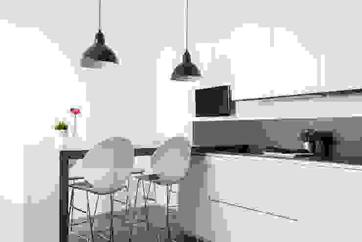 Penisola Made with home Cucina minimalista Mobilia,Proprietà,Tavolo,Pianta,Sedia,Interior design,Mobilia,Grigio,Pianta della casa,Pavimento