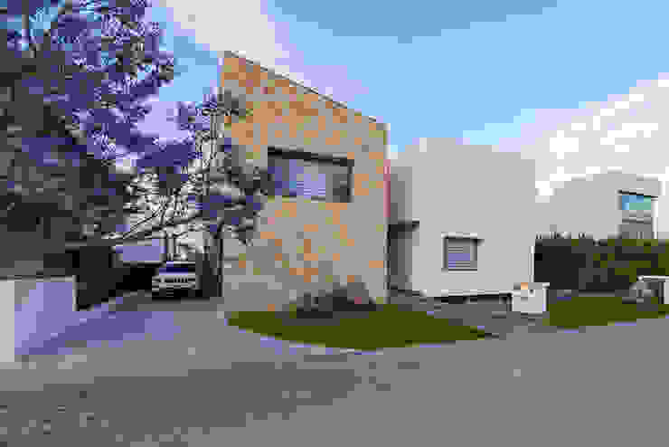 espacio NUEVE CERO UNO Modern home Stone Yellow