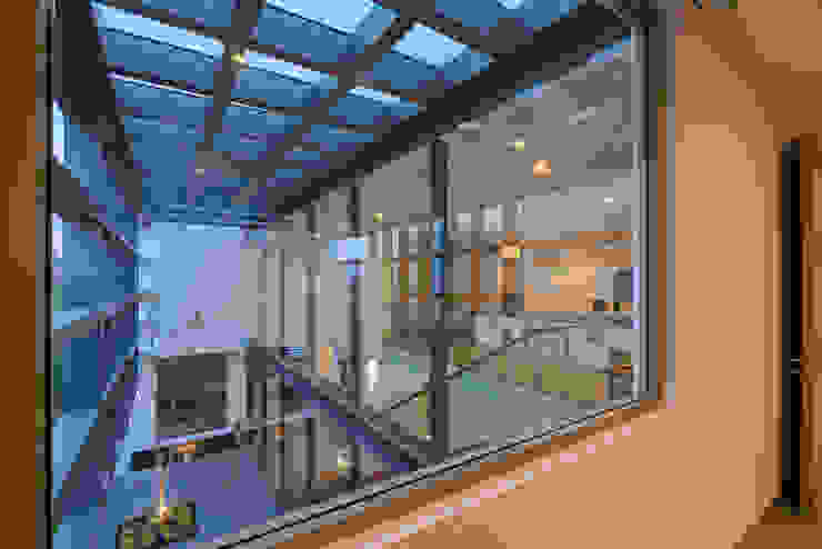 espacio NUEVE CERO UNO Modern Corridor, Hallway and Staircase Glass Blue