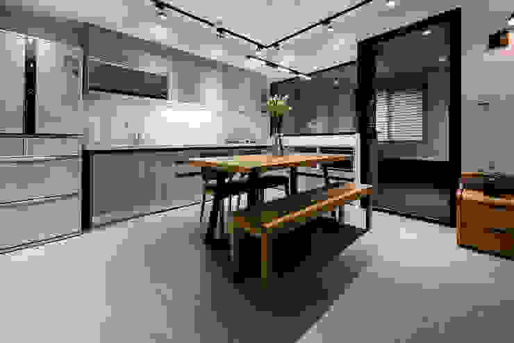 永和江宅, 隹設計 ZHUI Design Studio 隹設計 ZHUI Design Studio オリジナルデザインの キッチン