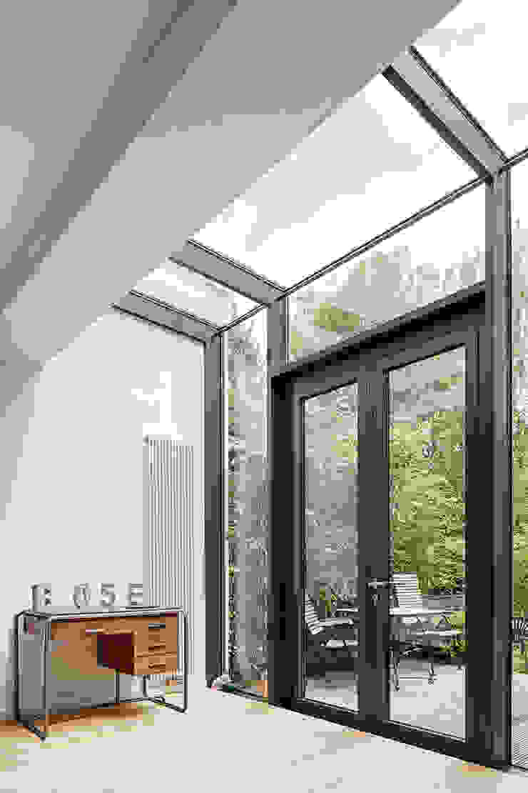 Umbau Stadthaus Köln- Sülz, Falke Architekten Falke Architekten Salas de estar modernas Branco
